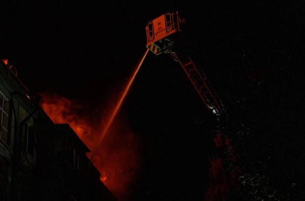 У Шевченківському районі загорівся дах п’ятиповерхівки площею 1500 м². Евакуювали 150 людей