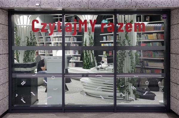 У метро Варшави відкрили бібліотеку з 16 тисячами книжок. Там є зона відпочинку і гідропонні рослини