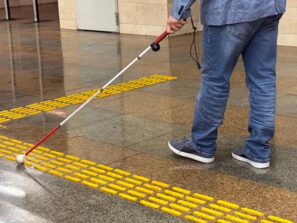 У підземному переході та на станції «Олімпійська» облаштовують тактильну навігацію