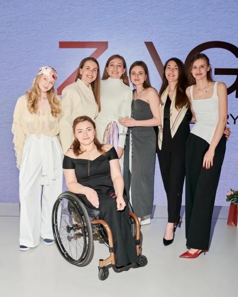 Від твілі до шовкових хусток: інклюзивне ательє Lady Di atelier презентувало осінню колекцію