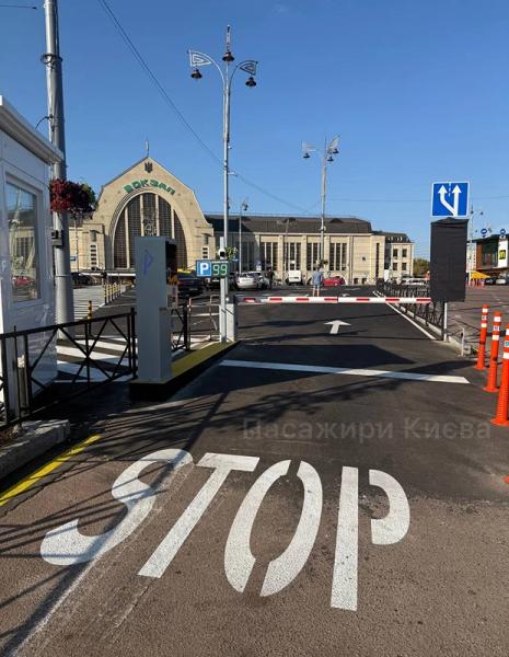 80 гривень за годину і місця для електрокарів. На Вокзальній площі відкрили паркінг