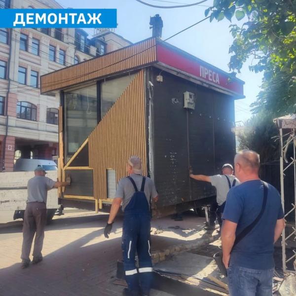 Щоб не знесли. Старий кіоск на Подолі намагались «замаскувати» під сучасний МАФ