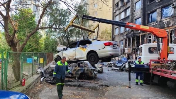 Майже 1700 покинутих або пошкоджених авто прибрали з вулиць Києва за півроку