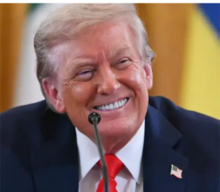 “Люблю запах депортацій вранці”: Трамп опублікував своє фото у стилі “Апокаліпсис сьогодні”