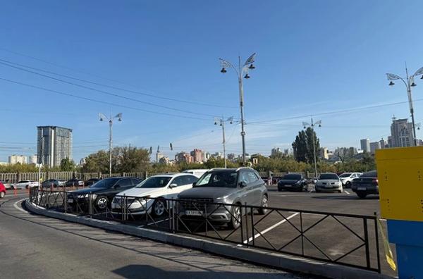 80 гривень за годину і місця для електрокарів. На Вокзальній площі відкрили паркінг