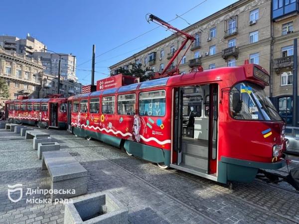 Ось які панорамні екскурсійні трамваї з'явилися у Дніпрі