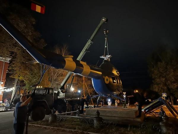 У Полтаві на місці пам’ятника Петру І поставили військовий гелікоптер