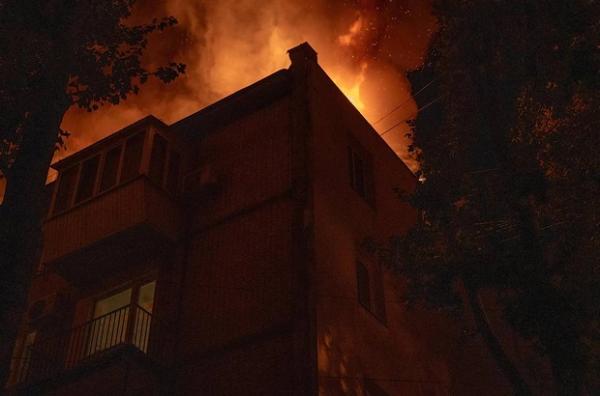 У Шевченківському районі загорівся дах п’ятиповерхівки площею 1500 м². Евакуювали 150 людей