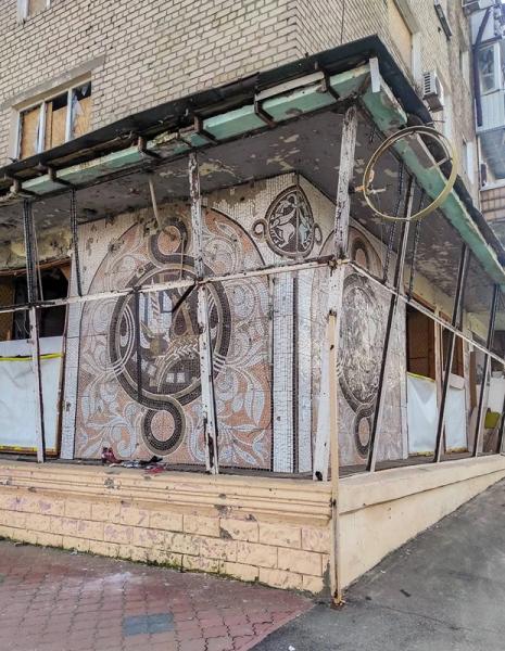 В Ізюмі збивають мозаїку, яка вціліла після обстрілу й російської окупації у 2022 році