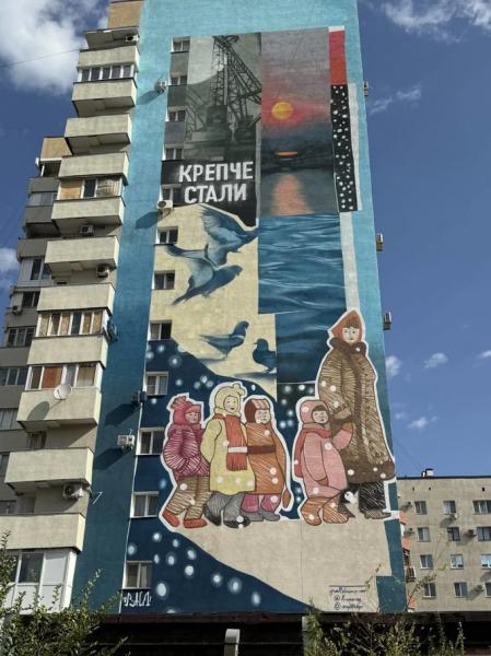 У Маріуполі окупанти знищили всі українські мурали та встановили пам'ятник прянику та самовару