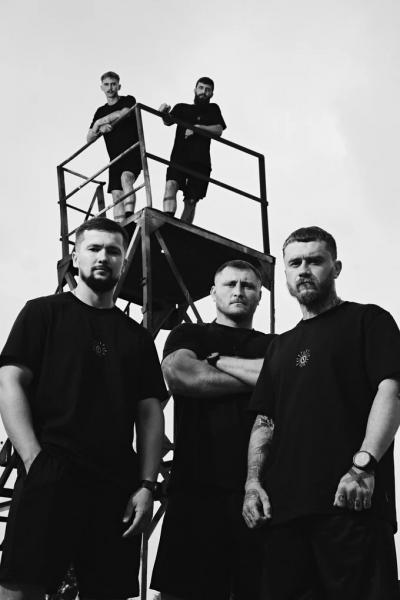Riot Division випустив колекцію, натхнену футбольними трибунами. Її обличчями стали колишні фанати, а нині військові