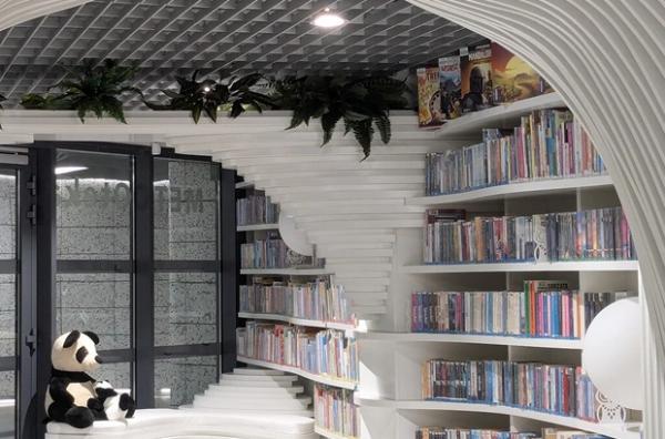 У метро Варшави відкрили бібліотеку з 16 тисячами книжок. Там є зона відпочинку і гідропонні рослини