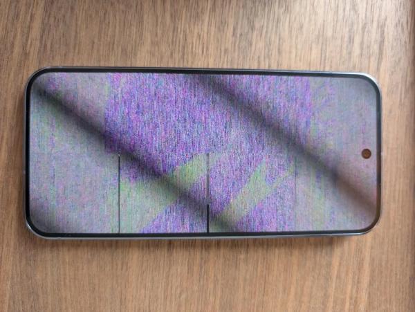 Нескучные обои: экран Google Pixel 10 почти из коробки показывает цветные полосы