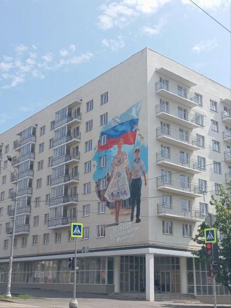 У Маріуполі окупанти знищили всі українські мурали та встановили пам'ятник прянику та самовару
