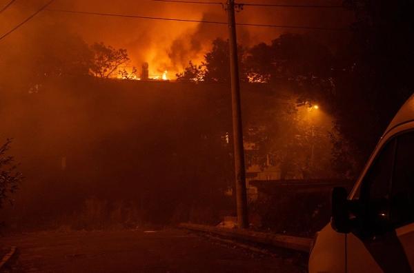 У Шевченківському районі загорівся дах п’ятиповерхівки площею 1500 м². Евакуювали 150 людей