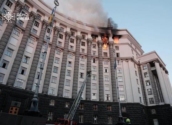 Внаслідок російської атаки пошкоджено будівлю Кабміну. Пожежу гасили вертольотом