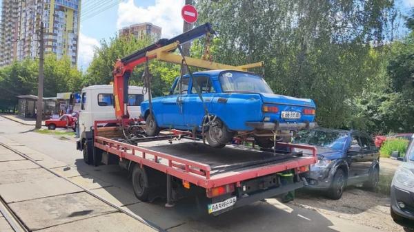 Майже 1700 покинутих або пошкоджених авто прибрали з вулиць Києва за півроку
