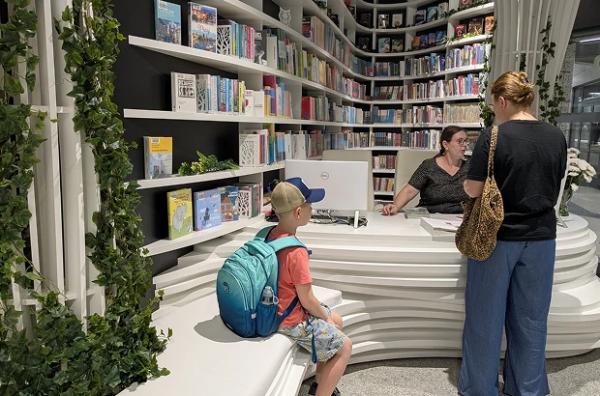 У метро Варшави відкрили бібліотеку з 16 тисячами книжок. Там є зона відпочинку і гідропонні рослини
