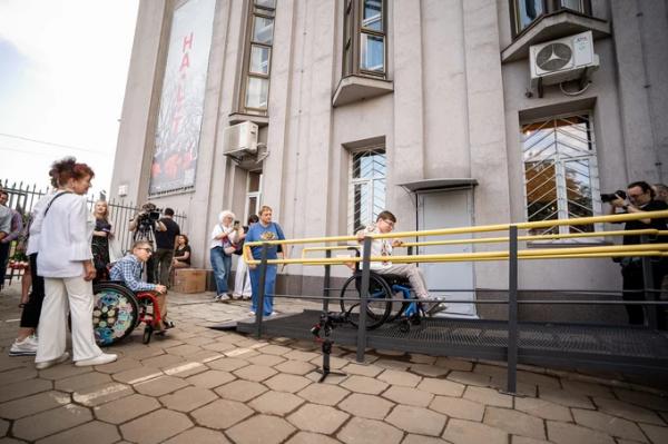 Встановили ліфт та пандус. Театр на лівому березі став інклюзивним