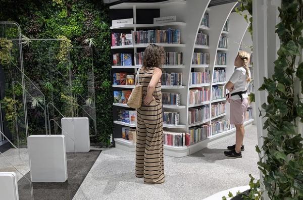 У метро Варшави відкрили бібліотеку з 16 тисячами книжок. Там є зона відпочинку і гідропонні рослини