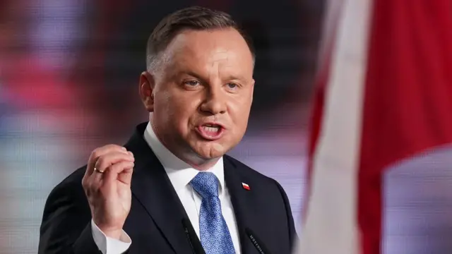 Суд у Варшаві розглядає справу проти Анджея Дуди через вислів про глядачів фільму «Зелений кордон» У окружному суді Варшави розпочався розгляд справи проти колишнього президента Польщі Анджея Дуди через його суперечливий вислів про глядачів фільму Агнешки Голланд «Зелений кордон»