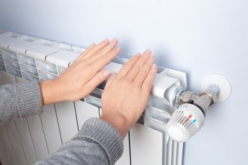 В Україні різко похолодало, і комунальні служби завершують підготовку до опалювального сезону.