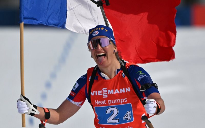 Біатлоністка Жулья Сімон засуджена за фінансове шахрайство: умовний термін і штраф 15 тис. євро Французька біатлоністка Жулья Сімон була визнана винною у крадіжці та фінансовому шахрайстві