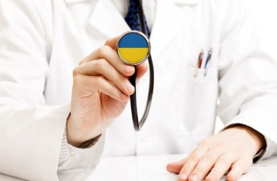 Свято, присвячене медичним працівникам, символізує єдність фахівців усього світу та підкреслює їхню важливу роль у збереженні людських життів.