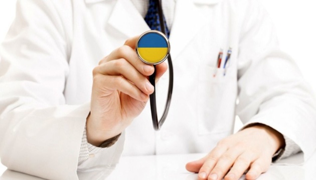 Свято, присвячене медичним працівникам, символізує єдність фахівців усього світу та підкреслює їхню важливу роль у збереженні людських життів.