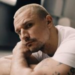 Популярний український актор Тарас Цимбалюк здобув широку популярність завдяки ролям у серіалах «Спіймати Кайдаша», «Кріпосна» та «Кава з кардамоном»