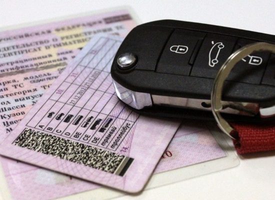 Від 1 жовтня 2025 року українські водійські права стають недійсними для громадян України, що проживають у Польщі понад 180 днів