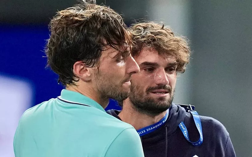 Брати Артур Ріндеркнех і Валентен Вашеро зустрінуться у другому колі Мастерсу в Парижі На турнірі Rolex Paris Masters 2025 глядачів очікує цікаве протистояння — двоюрідні брати, француз Артур Ріндеркнех (29) та представник Монако Валентен Вашеро (40), знову зустрінуться на корті