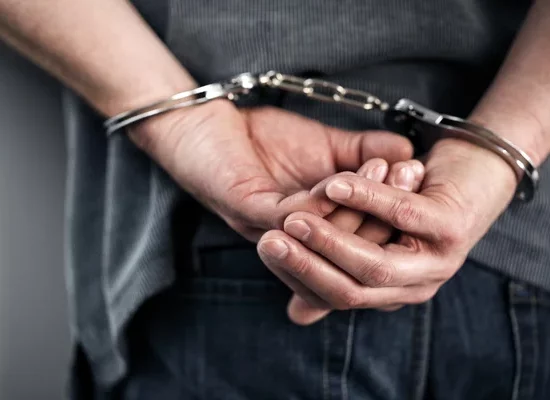 Школяр у Балтиморі опинився в наручниках через помилку системи ШІ У Балтиморі школяра помилково прийняли за озброєного через пакет чіпсів і ШІ