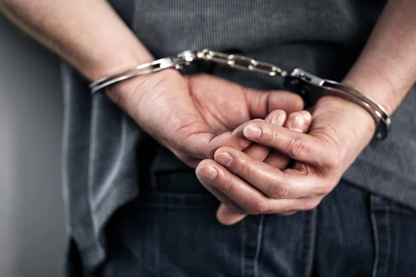 Школяр у Балтиморі опинився в наручниках через помилку системи ШІ У Балтиморі школяра помилково прийняли за озброєного через пакет чіпсів і ШІ