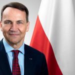 Міністр закордонних справ Польщі Радослав Сікорський висловив думку, що якщо президент Росії Владімір Путін скористається польським повітряним простором дорогою до Будапешта, літак з ним може бути примусово посаджений