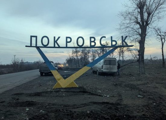 У місті Покровськ тривають запеклі вуличні бої, під час яких російські окупаційні війська скоюють тяжкі злочини проти мирного населення