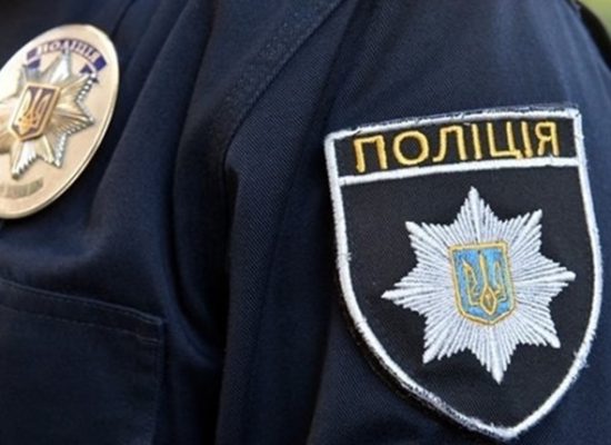 У Дарницькому районі Києва правоохоронці притягнули до відповідальності чоловіка, який погрожував музиканту у кріслі колісному