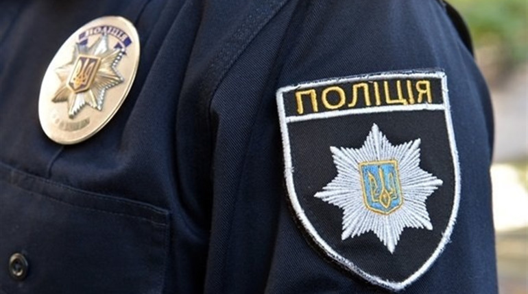 У Дарницькому районі Києва правоохоронці притягнули до відповідальності чоловіка, який погрожував музиканту у кріслі колісному