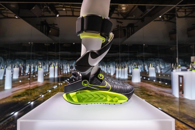 Nike представляє Project Amplify — кросівки, що додають силу кроку за допомогою екзоскелета