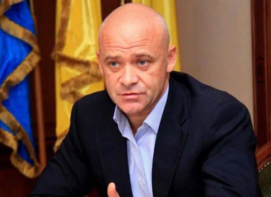 Мер Одеси Геннадій Труханов повідомив, що у понеділок, 13 жовтня, на комісії при президентові України розглядатиметься питання про можливе позбавлення його українського громадянства