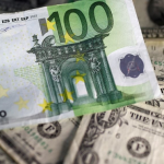 Після вихідних українська гривня помітно послабилася щодо долара США