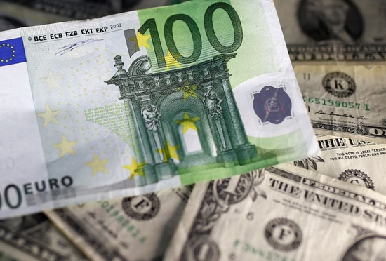Після вихідних українська гривня помітно послабилася щодо долара США
