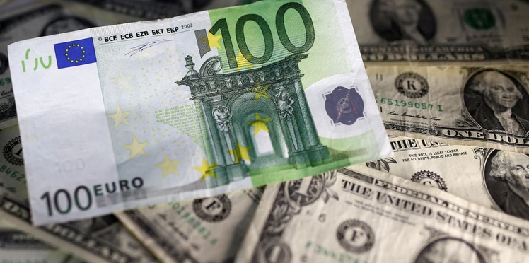 Після вихідних українська гривня помітно послабилася щодо долара США