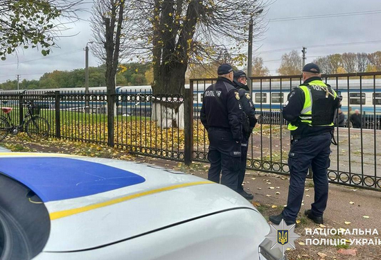 У місті Овруч Житомирської області стався трагічний інцидент — чоловік підірвав гранату просто на залізничному вокзалі