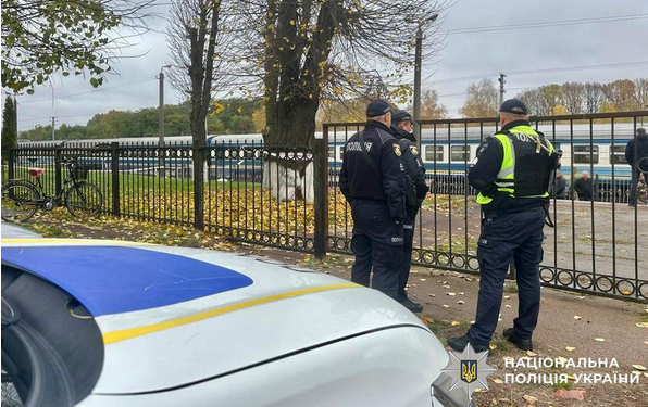 Вибух у Житомирській області: чоловік підірвав гранату на вокзалі, є жертви У місті Овруч Житомирської області стався трагічний інцидент — чоловік підірвав гранату просто на залізничному вокзалі