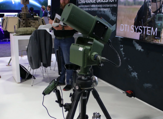 Dronebuster Vehicle Kits: новий мобільний комплекс протидії дронам від DZYNE Американська компанія DZYNE Technologies на виставці AUSA 2025 у Вашингтоні презентувала нову систему Dronebuster Vehicle Kits, розраховану на мобільний захист колон, патрулів та стаціонарних об’єктів від малих безпілотників