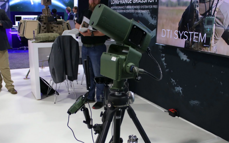 Dronebuster Vehicle Kits: новий мобільний комплекс протидії дронам від DZYNE Американська компанія DZYNE Technologies на виставці AUSA 2025 у Вашингтоні презентувала нову систему Dronebuster Vehicle Kits, розраховану на мобільний захист колон, патрулів та стаціонарних об’єктів від малих безпілотників