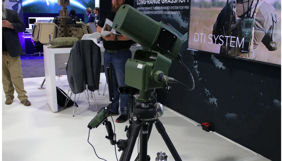 Dronebuster Vehicle Kits: новий мобільний комплекс протидії дронам від DZYNE Американська компанія DZYNE Technologies на виставці AUSA 2025 у Вашингтоні презентувала нову систему Dronebuster Vehicle Kits, розраховану на мобільний захист колон, патрулів та стаціонарних об’єктів від малих безпілотників