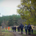 Пограбування Лувру у Парижі: поліція затримала двох підозрюваних у крадіжці ювелірних виробів У лісі поблизу села Юрів Макарівської громади вже кілька днів тривають масштабні пошуки літнього чоловіка, який зник під час «тихого полювання»