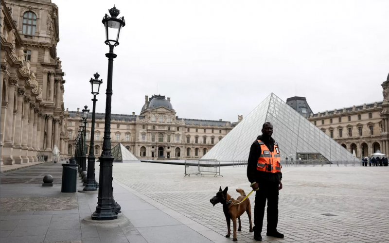 Пограбування Лувру у Парижі: поліція затримала двох підозрюваних у крадіжці ювелірних виробів У Парижі поліція заарештувала двох чоловіків, підозрюваних у причетності до зухвалого пограбування Лувру, яке сталося 19 жовтня